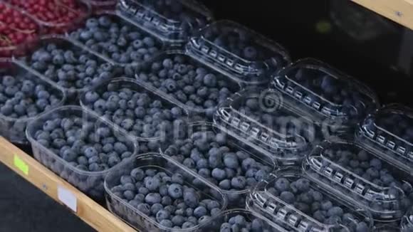 各种新鲜浆果的市场摊位视频的预览图