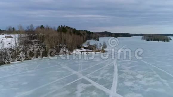 冰封湖岸边的孤宅视频的预览图