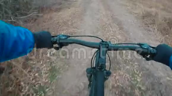 在森林里骑自行车的人第一人称视角视频的预览图