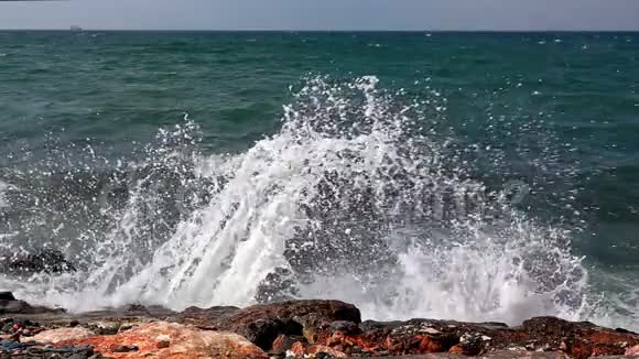 海波撞击岩石视频的预览图