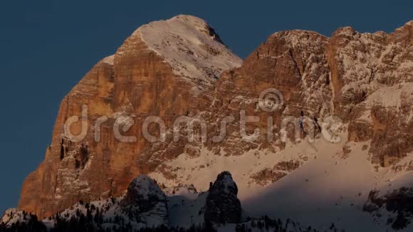 太阳升起时冬季安佩佐托法纳山的时间推移视频的预览图