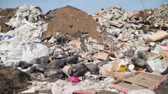 污染概念垃圾堆放在垃圾堆或填埋场全球环境破坏建筑垃圾对Steadicam的射击视频的预览图
