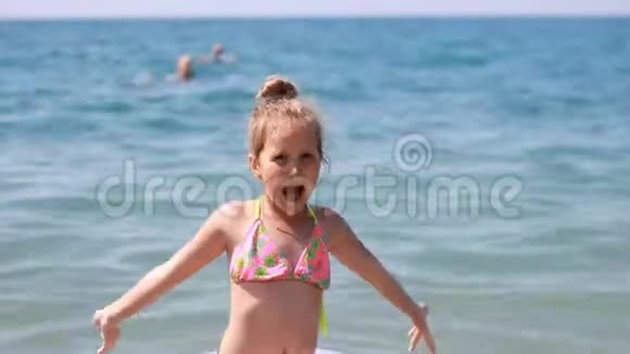 有救生圈的女孩在水里游泳儿童用救生圈在海里洗澡视频的预览图