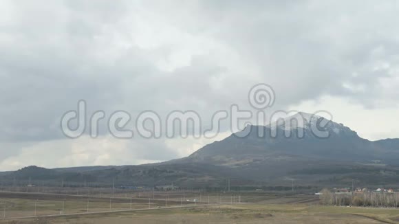 谷景路有车山有阴天高fps北高加索视频的预览图