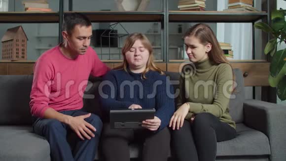 聋人朋友帮助男人选择在线约会应用程序视频的预览图