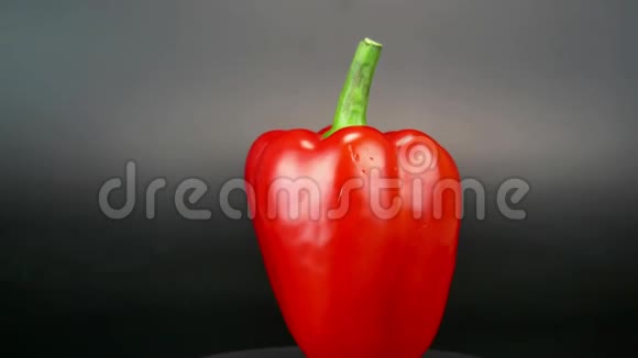 红胡椒在黑色背景上旋转食物视频的预览图
