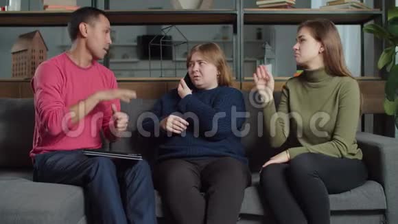聋哑人在家通过电话订餐视频的预览图