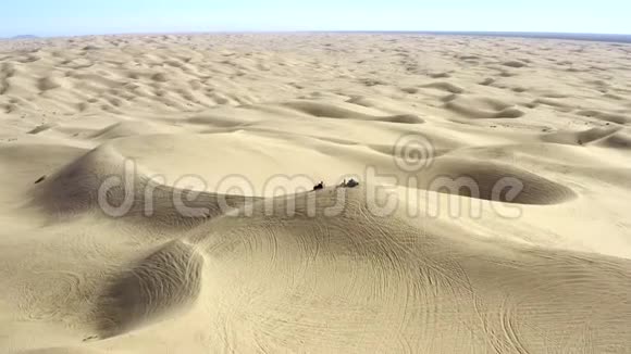 在加州格拉米斯的皇家沙丘上对ATV的空中跟踪视频的预览图