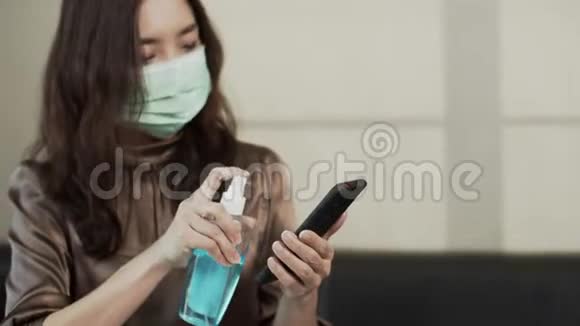 亚洲女人用酒精喷雾视频的预览图
