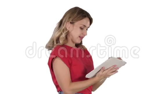 穿红色t恤的女人在白色背景上使用平板电脑视频的预览图