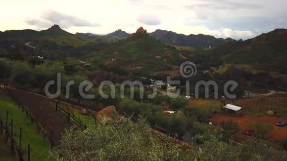 日落时分在马里布山的葡萄园酒庄全景视频的预览图