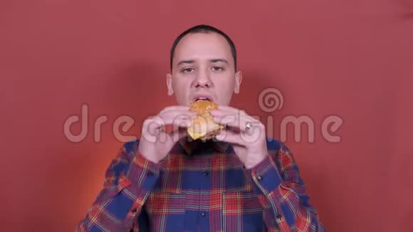 吃汉堡包的人特写镜头快餐食品视频的预览图