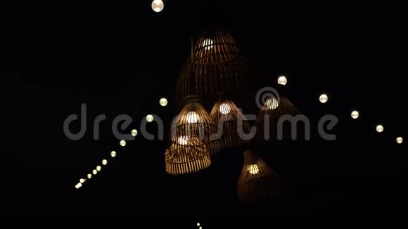 竹编灯在夜里被挂作装饰品视频的预览图