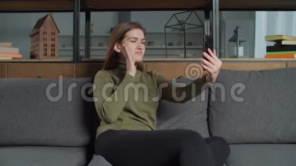 可爱的听力受损女人在用手机说话视频的预览图