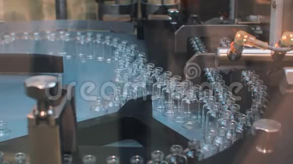 一家制药厂的玻璃无菌小瓶已经清洗干燥和消毒视频的预览图