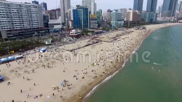 韩国釜山海恩达海滩沙滩节鸟瞰图视频的预览图