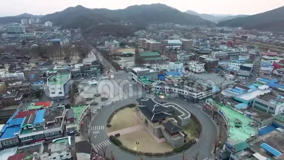 韩国JeonjuHanok村Pungnammun传统韩国大门鸟瞰图视频的预览图