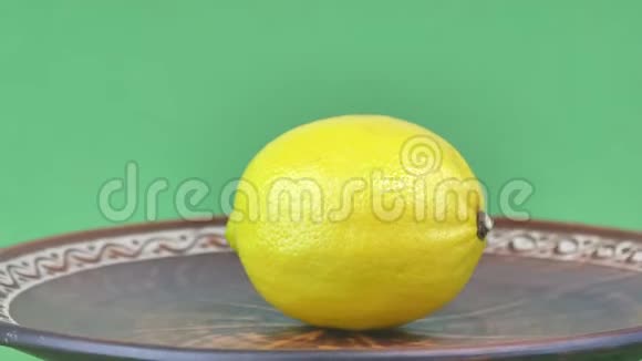 绿色背景下的黄色柠檬水果食物视频的预览图