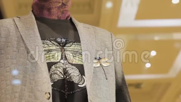 有蝴蝶图案的夹克时尚风格时髦的豪华西装橱窗视频的预览图