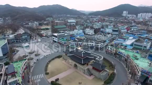 韩国JeonjuHanok村Pungnammun传统韩国大门鸟瞰图视频的预览图