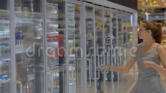年轻的美国女顾客正在杂货店买果汁视频的预览图