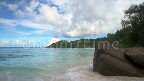 海浪和花岗岩岩石巴伊拉扎尔海滩马河岛塞舌尔视频的预览图