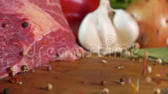 混合胡椒落在肉的背景上视频的预览图