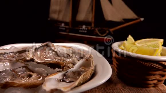 手是从白色盘子里拿出来的新鲜美味的牡蛎视频的预览图