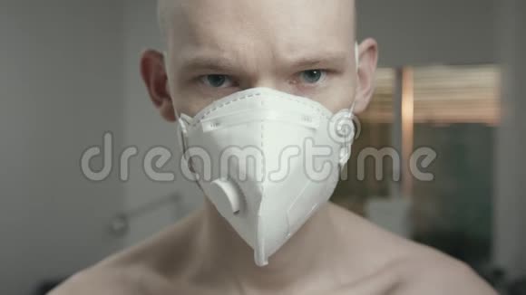 带面罩的裸胸男子被冠状病毒感染视频的预览图