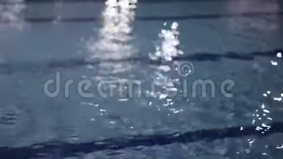 晚上室内游泳池里的水视频的预览图