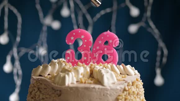 生日蛋糕36个数字燃烧由较轻的粉红色蜡烛在蓝色的背面蜡烛被点燃了慢动作视频的预览图