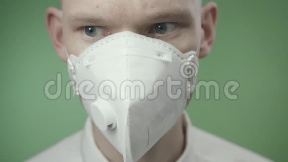 为保护人体免受冠状病毒感染在衬衫和面罩上进行特写视频的预览图
