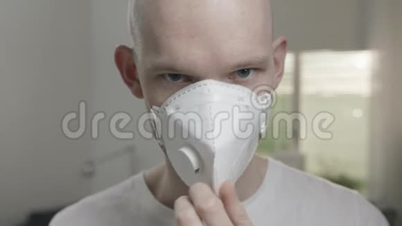 自我检疫中的男士固定面罩特写视频的预览图