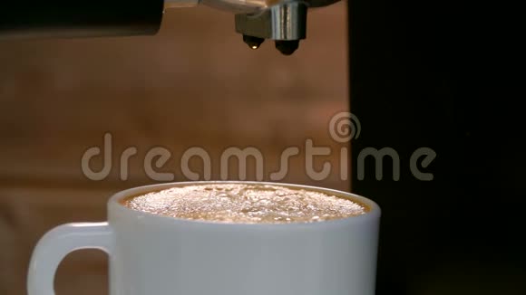 最后一滴咖啡掉进了一个白色的杯子里视频的预览图