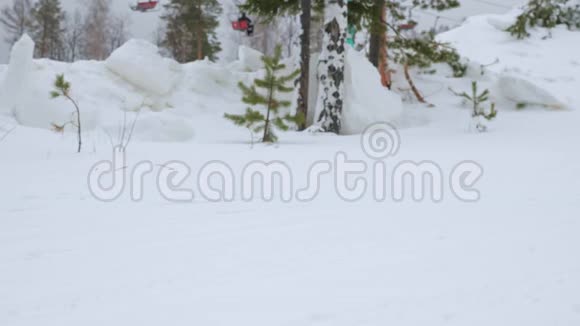 滑雪者在山坡上骑索道视频的预览图