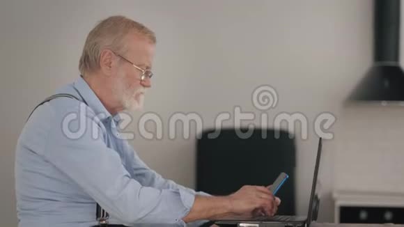 现代老人英俊的养老金领取者自信的小工具用户通过互联网使用智能手机和视频的预览图