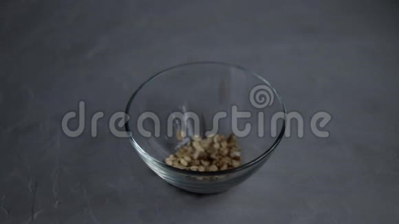 透明碗里的生燕麦片用来煮粥健康食品灰色背景视频的预览图