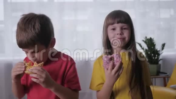 婴儿食品可爱的孩子吃最好的面包圈后积极的游戏在睡衣派对视频的预览图