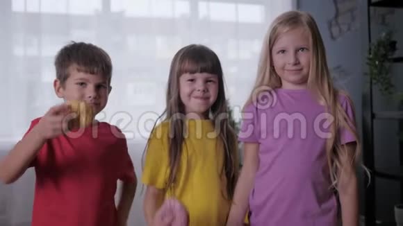 快乐的童年无忧无虑的孩子们在联合庆祝活动中用一只眼睛看甜甜圈孩子们的聚会视频的预览图