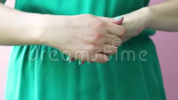 一位年轻女性干净整洁的双手涂手霜护肤视频的预览图