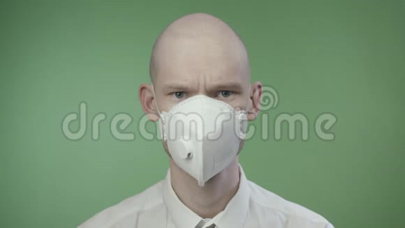 穿着衬衫和面罩的精神紧张的人以防止冠状病毒视频的预览图