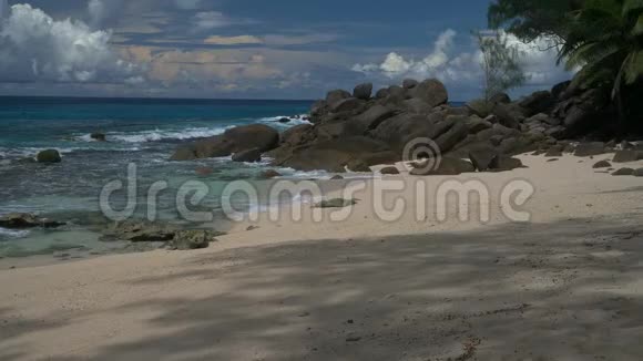 海浪和花岗岩岩石娇小警察海滩马赫岛塞舌尔视频的预览图