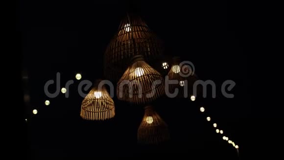 竹编灯在夜里被挂作装饰品视频的预览图