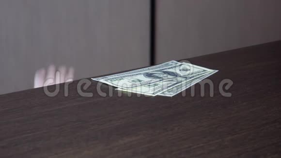 孩子拿钱小孩从桌子上偷钱的手视频的预览图