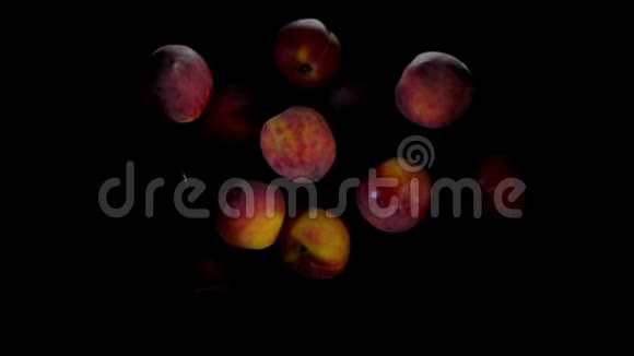 多汁的成熟桃子在黑色背景上反弹视频的预览图