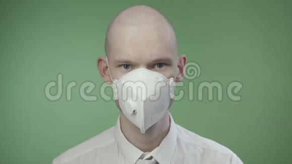 穿着面罩的人为了保护自己免受冠状病毒感染视频的预览图