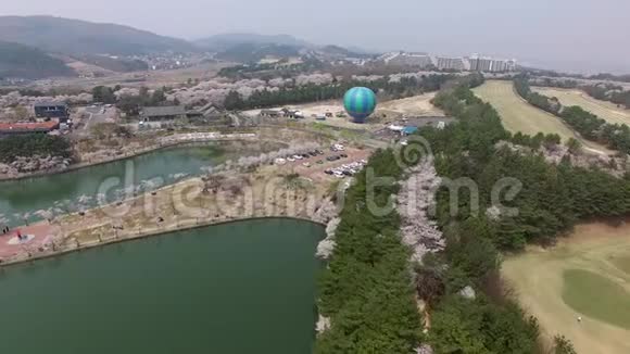 樱花盛开的鸟瞰博蒙公园庆州韩国亚洲视频的预览图