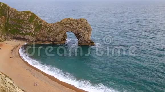 门和巨浪从上面拍摄多塞特英国视频的预览图
