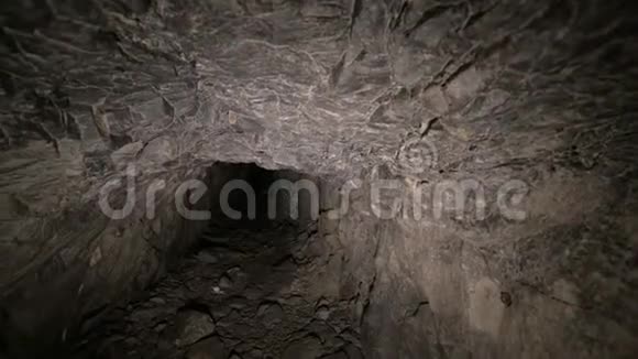 手电筒照亮洞穴里黑暗的通道涂鸦旧的废弃矿井视频的预览图