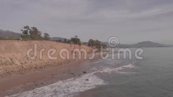 加州海岸线的海滩和悬崖视频的预览图